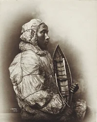 Mann mit Modell-Umiak, Alaska, ca. 1906